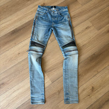Load image into Gallery viewer, Amiri Denim Size 28
