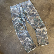 Load image into Gallery viewer, Vintage Wrangler Camo Pants Size 38 x 32
