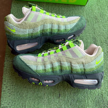 Load image into Gallery viewer, Nike Ducks Of A Feather University of Oregon Air Max 95s Size 8
