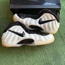 Load image into Gallery viewer, Nike Pearl Foamposite Pros Size 11.5
