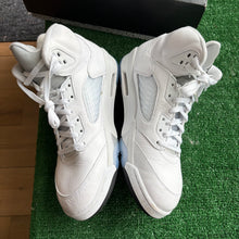 Load image into Gallery viewer, Jordan White Metallic 5s Size 12
