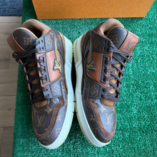 Load image into Gallery viewer, Louis Vuitton Trainers Size 8UK
