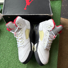 Load image into Gallery viewer, Jordan Fire Red 5s Size 10
