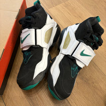 Load image into Gallery viewer, Nike Emerald Air Diamond Turfs Size 10
