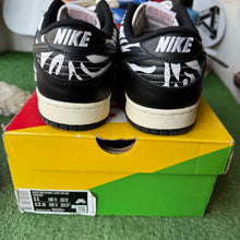 Load image into Gallery viewer, Nike SB Quatersnacks Zebra Low Dunks Size 11

