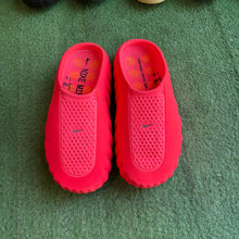 Load image into Gallery viewer, Nike Solar Red Mind 001 Slides Size 8
