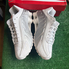 Load image into Gallery viewer, Nike Shox R4 Size 11W/9.5M
