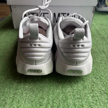 Load image into Gallery viewer, Nike Light Smoke Mind 002s Size 11
