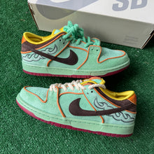 Load image into Gallery viewer, Nike SB Rodeo Tourmaline Low Dunks Size 8
