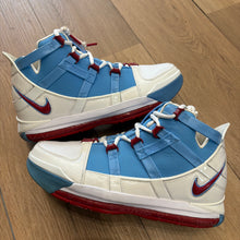 Load image into Gallery viewer, Nike Houston Oilers LeBron 3s Size 9.5
