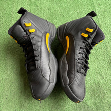 Load image into Gallery viewer, Jordan Black Taxis Size 10.5
