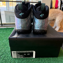 Load image into Gallery viewer, Nike Abalone Foamposites Size 7Y
