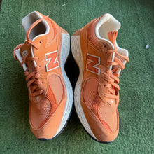 Load image into Gallery viewer, New Balance 2002Rs Size 12
