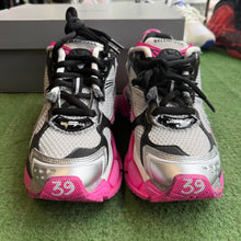 Load image into Gallery viewer, Balenciaga Runners Size 39
