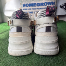 Load image into Gallery viewer, Gucci Flash Treks Size 39UK
