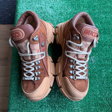 Load image into Gallery viewer, Gucci Flashtreks Size 8.5UK
