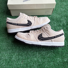 Load image into Gallery viewer, Nike SB Albino &amp; Preto Low Dunks Size 10.5
