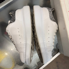 Load image into Gallery viewer, Alexander McQueen Oversized Size 38
