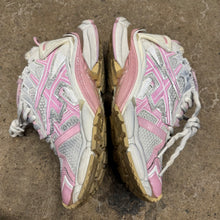 Load image into Gallery viewer, Balenciaga Runners Size 38
