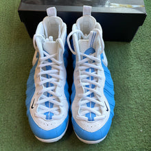 Load image into Gallery viewer, Nike UNC Foamposite Pros Size 13
