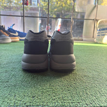 Load image into Gallery viewer, New Balance 580s Size 9.5
