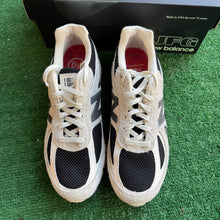 Load image into Gallery viewer, New Balance 1998 Intro 990V4s Size 10

