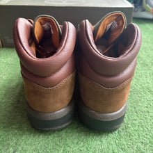Load image into Gallery viewer, Timberland Beef And Broccoli Field Boots Size 8
