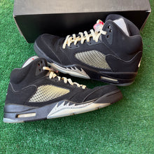 Load image into Gallery viewer, Jordan 2016 Metallic 5s Size 11
