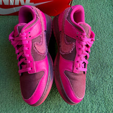 Load image into Gallery viewer, Nike 2022 Valentines Day Low Dunks Size 11W/9.5M
