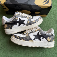 Load image into Gallery viewer, A Bathing Ape Camo Bapestas Size 9
