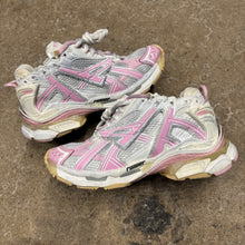 Load image into Gallery viewer, Balenciaga Runners Size 38
