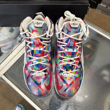 Load image into Gallery viewer, Nike LeBron Prism 12s Size 9
