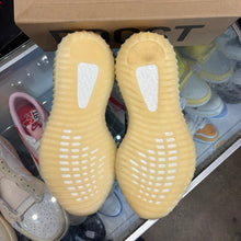 Load image into Gallery viewer, Yeezy Carbon V2 350s Size 9
