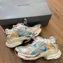 Load image into Gallery viewer, Balenciaga Runners Size 37
