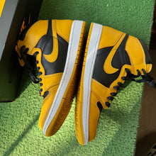 Load image into Gallery viewer, Jordan Pollen 1s Size 7.5
