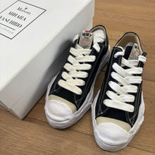 Load image into Gallery viewer, MMY OG Sole Hank Canvas Lows Size 41
