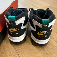 Load image into Gallery viewer, Nike Emerald Air Diamond Turfs Size 10
