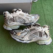 Load image into Gallery viewer, Balenciaga Runners Size 44
