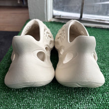 Load image into Gallery viewer, Yeezy Foam Runners Size 9
