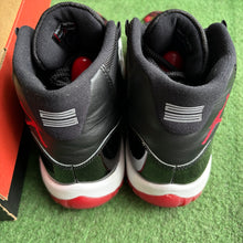 Load image into Gallery viewer, Jordan Bred 11s Size 9
