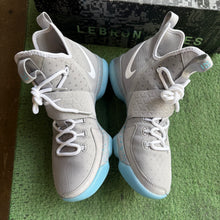 Load image into Gallery viewer, Nike LeBron MAG 14s Size 8
