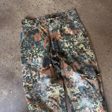 Load image into Gallery viewer, Vintage Camo Pants Size 32 x 30
