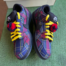 Load image into Gallery viewer, Nike SB Nardwaur Low Dunks Size 8
