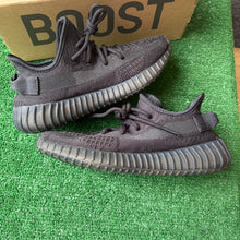 Load image into Gallery viewer, Adidas Yeezy Onyx 350V2s Size 7
