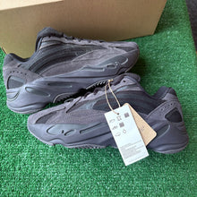Load image into Gallery viewer, Adidas Yeezy Vanta 700s Size 6
