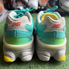 Load image into Gallery viewer, New Balance 9060s Size 7
