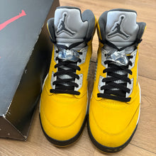 Load image into Gallery viewer, Jordan Tokyo T23 5s Size 10.5
