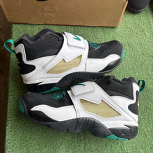 Load image into Gallery viewer, Nike Emerald Diamond Turfs Size 12
