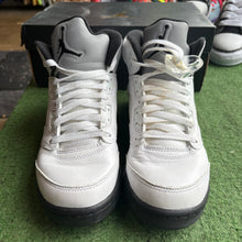 Load image into Gallery viewer, Jordan Reverse Metallic 5s Size 6Y
