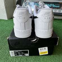 Load image into Gallery viewer, Nike Supreme White Black Air Force 1s Size 7
